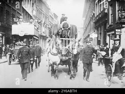 Grève de Londres. Camion sous protection policière, entre environ 1910 et environ 1915, négatifs en verre, 1 négatif : verre ; 5 x 7 po. ou plus petit. Banque D'Images