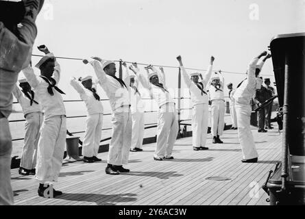 Exercice de jeu de guerre sur SEATTLE, photo montre l'exercice sur l'USS Washington qui a été renommé Seattle en novembre 1916., entre environ 1910 et environ 1915, négatifs en verre, 1 négatif : verre ; 5 x 7 po. ou plus petit. Banque D'Images