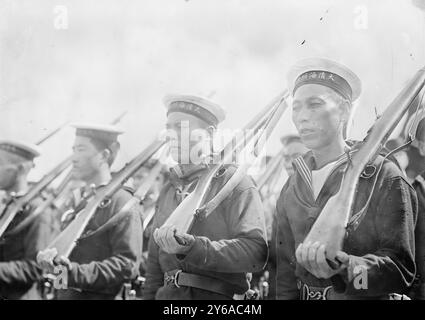 Marins chinois, photo montre des marins qui accmaient le contre-amiral Chin Pih Kwang de la Marine impériale chinoise à la tombe de Grant à New York le 18 septembre 1911., 1911 septembre 18, négatifs en verre, 1 négatif : verre; 5 x 7 pouces ou plus petit. Banque D'Images