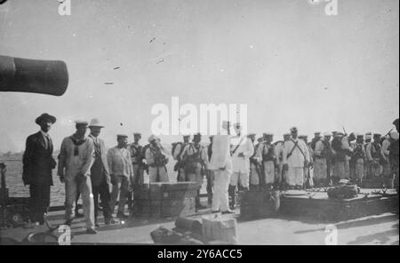 Débarquant des troupes de 'Varèse', la photographie montre des troupes italiennes du croiseur Varese après le bombardement de Tripoli, Libye en octobre 1911 pendant la guerre turco-italienne (guerre italo-turque)., 1911, négatifs en verre, 1 négatif : verre ; 5 x 7 po. ou plus petit. Banque D'Images