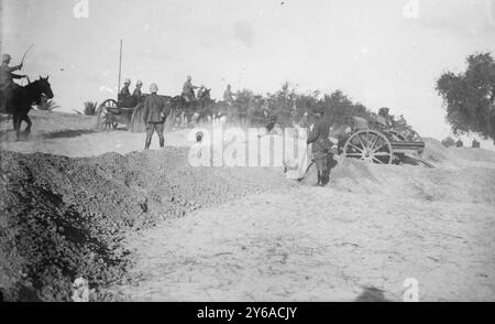 Tripoli - artillerie prenant position à Sciara Sciat, 1911 ou 1912, Tripoli, négatifs en verre, 1 négatif : verre; 5 x 7 pouces ou plus petit. Banque D'Images