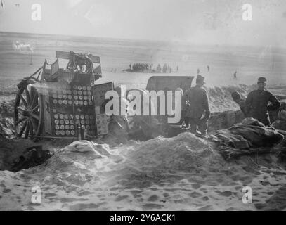 Tripoli - avant-poste d'artillerie dans le désert, photographie montre des soldats italiens dans le désert près de Tripoli, Libye pendant la guerre turco-italienne (guerre italo-turque) qui a eu lieu entre septembre 1911 et octobre 1912., 1911 ou 1912, Tripoli, négatifs en verre, 1 négatif : verre; 5 x 7 pouces ou plus petit. Banque D'Images