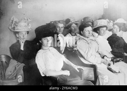 Première femme jury, Los Angeles, photo montre la première femme jury en Californie qui a acquitté le rédacteur en chef du Watts News d'avoir imprimé un langage indécent, le 2 novembre 1911., novembre 1911, Los Angeles, négatifs en verre, 1 négatif : verre ; ou plus petit. Banque D'Images