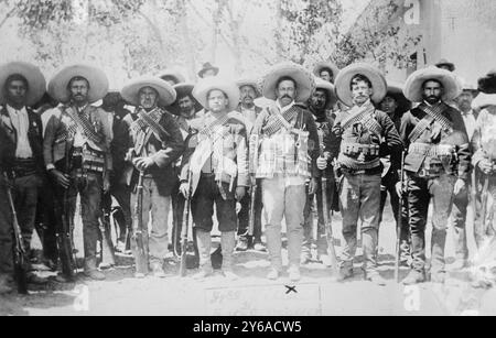 Villa & Staff, Mexique, photo montre Francisco 'Pancho' Villa (au 'X'), Calixto Contreras (4ème à partir de la gauche) et Fidel Avila (3ème à partir de la droite), à Hacienda de Bustillos, Chihuahua (1911)., entre environ 1910 et environ 1915, Mexique, négatifs verre, 1 négatif : verre ; 5 x 7 po. ou plus petit. Banque D'Images