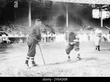 John McGraw (à gauche) & Chief Meyers (attraper), New York NL (baseball) aux World Series 1911), photo montre John Tortes 'Chief' Meyers (1880-1971), un Indien Cahuilla qui a joué pour les Giants de New York., 1911, Baseball, négatifs en verre, 1 négatif : verre; 5 x 7 pouces ou plus petit. Banque D'Images