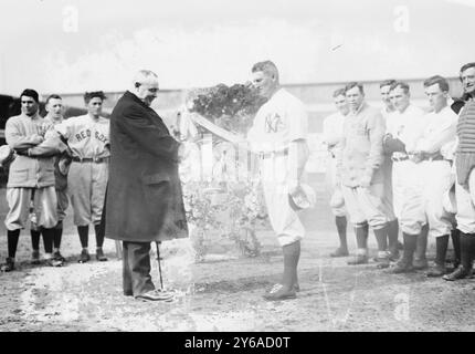 Frank Farrell, président des Yankees de New York, présente la coupe d'amour au manager des Yankees Harry Wolverton alors que les Red Sox et les joueurs des Yankees regardent au Hilltop Park, New York, le 11 avril 1912 (baseball), 1912 avril 11, baseball, négatifs en verre, 1 négatif en verre ; ou plus petit. Banque D'Images