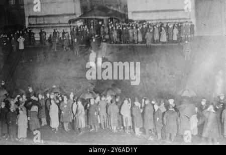 Foule en attente de survivants de CARPATHIE, photo liée à la catastrophe du RMS TITANIC, qui a frappé un iceberg en avril 1912 et a coulé, tuant plus de 1 500 personnes., 1912 avril, négatifs en verre, 1 négatif : verre ; 5 x 7 po. ou plus petit. Banque D'Images