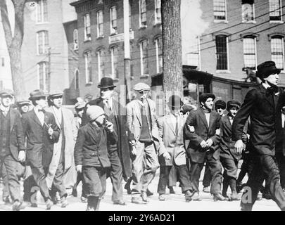 W.D. Haywood dirige le défilé de grève de Lowell, photo montre William Dudley (Big Bill) Haywood, un leader du mouvement ouvrier américain, marchant avec des grévistes à Lowell, Massachusetts., 1912, Lowell, Mass. enfants, négatifs en verre, 1 négatif : verre ; ou plus petit. Banque D'Images