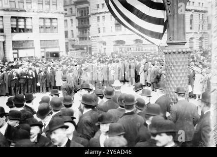 Foule écoutant Bryan Speaking - Union Sq., photo montre des gens écoutant le politicien américain William Jennings Bryan (1860-1925), Union Square, New York City., 1912 avril 20, Glass négatifs, 1 négatif : verre ; ou plus petit. Banque D'Images