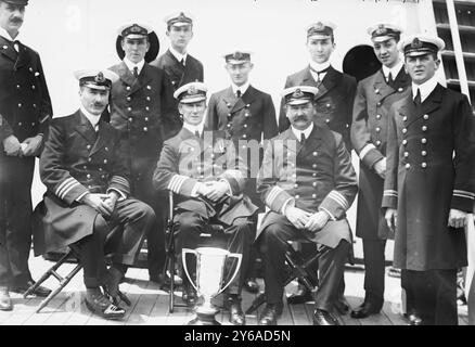 Capitaine Rostron & sous les ordres des officiers du navire CARPATHIA, photo montre le capitaine Arthur Henry Rostron à côté de la coupe d'amour en argent qui lui a été présentée en mai 1912 par les survivants du Titanic en reconnaissance de son héroïsme dans leur sauvetage., 1912, négatifs en verre, 1 négatif : verre ; 5 x 7 po. ou plus petit. Banque D'Images