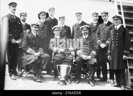 Capitaine Rostron & sous les ordres des officiers du navire CARPATHIA, photo montre le capitaine Arthur Henry Rostron à côté de la coupe d'amour en argent qui lui a été présentée en mai 1912 par les survivants du Titanic en reconnaissance de son héroïsme dans leur sauvetage., 1912, négatifs en verre, 1 négatif : verre ; 5 x 7 po. ou plus petit. Banque D'Images