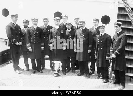 Le capitaine Rostron et sous les ordres des officiers du navire CARPATHIA, la photo montre le capitaine Arthur Henry Rostron à côté de la coupe d'amour en argent qui lui a été présentée en mai 1912 par les survivants du Titanic en reconnaissance de son héroïsme dans leur sauvetage. James Gordon Partridge Bisset (1883-1967), deuxième officier de la S.S. Carpathia est quatrième à partir de la gauche., 1912, négatifs en verre, 1 négatif : verre ; 5 x 7 po. ou plus petit. Banque D'Images