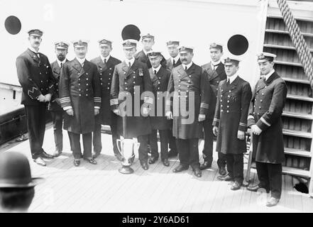 Capitaine Rostron & sous les ordres des officiers du navire CARPATHIA, photo montre le capitaine Arthur Henry Rostron à côté de la coupe d'amour en argent qui lui a été présentée en mai 1912 par les survivants du Titanic en reconnaissance de son héroïsme dans leur sauvetage., 1912, négatifs en verre, 1 négatif : verre ; 5 x 7 po. ou plus petit. Banque D'Images