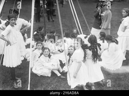 Pôle mai - Central Park, entre environ 1910 et environ 1915, Central Park, enfants, négatifs verre, 1 négatif : verre; 5 x 7 pouces ou plus petit. Banque D'Images