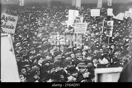 Socialists in Union Square, N.Y.C. large Crowd photo, 1er mai 1912, 1er mai 1912, N.Y.C, Glass Negative, 1 négatif : verre ; ou plus petit. Banque D'Images