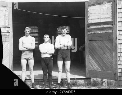 Wells (Coffey) & entraîneur à Rye, photo montre les boxeurs Bombardier Billy (William Thomas) Wells (1889-1967) à gauche et Jim Coffey, le géant Roscommon (1891-1959) à droite, à Rye, New York, où Wells se préparait à un combat avec Al Panzer., 1912, BoxingRye, verres négatifs, 1 négatif : verre; 5 x 7 pouces ou plus petit. Banque D'Images