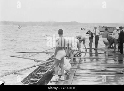 Stanford University Crew, Hudson River, New York, près de Poughkeepsie, entre environ 1910 et environ 1915, aviron, négatifs en verre, 1 négatif : verre ; 5 x 7 po. ou plus petit. Banque D'Images