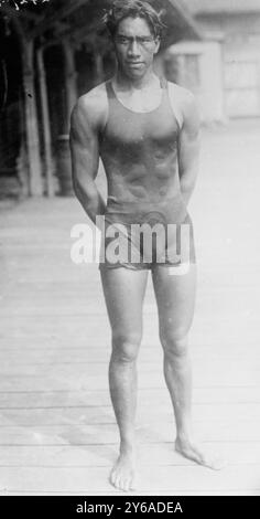 Duke P. Kahanamoku, entre environ 1910 et environ 1915, natation, Hawaii, négatifs en verre, 1 négatif : verre; 5 x 7 pouces ou plus petit. Banque D'Images