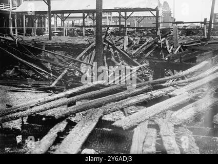 Brighton Beach Fire, 1912, photographie montrant les suites d'un incendie à Brighton Beach, Brooklyn, New York City, le 5 juin 1912., 1912 5 juin, négatifs en verre, 1 négatif : verre ; 5 x 7 po. ou plus petit. Banque D'Images