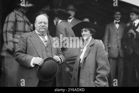 Sir Geo. Reid - MRS Oliver T. Johnston, photo montre le politicien australien Sir George Houstoun Reid (1845-1918) et probablement sa belle-fille, MRS Oliver Templeton Johnson., entre 1910 et 1915, négatifs en verre, 1 négatif : verre ; 5 x 7 po. ou plus petit. Banque D'Images