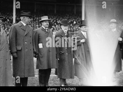 Gov. Foss, Mayor Gaynor, photo montrant des hommes, y compris le gouverneur du Massachusetts Eugene Noble Foss., 1912 oct. 8, négatifs en verre, 1 négatif : verre ; 5 x 7 po. ou plus petit. Banque D'Images