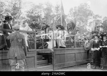 MRS W.K. Vanderbilt Jr. et MRS A. S. Burden, photo montre des collectionneurs de socialistes et d'art MRS Arthur Scott Burden (1884-1966), anciennement l'honorable Cynthia Burke Roche de Londres, entre 1910 et 1915, négatifs en verre, 1 négatif : verre ; 5 x 7 po. ou plus petit. Banque D'Images