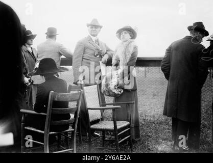 Paul D. Cravath & Vera, photo montre l'avocat de New York Paul Drennan Cravath (1861-1940) et sa fille Vera Agnes Huntington Cravath (née en 1896), probablement à une exposition équestre, probablement le Saddle Horse Show on Belmont, long Island, rapporté dans le New York Times le 30 mai 1912., 1912?, Glass négatifs, 1 négatif : Glass; 5 x 7 pouces ou plus petit. Banque D'Images