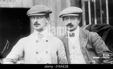 Les frères voisin, pionniers de l'aviation française. Gabriel voisin (1880-1973), à gauche, et Charles voisin (1882-1912), à droite, autre titre, les frères voisins, 1912?, tiré d'une photo prise en 1906, négatifs en verre, 1 négatif : verre ; 5 x 7 po. ou plus petit. Banque D'Images