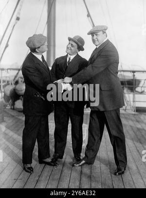 Scotti ; Amato ; Hinshaw, photo montre probablement trois chanteurs d'opéra, les barytons Antonio Scotti, Pasquale Amato, et William Hinshaw, qui sont arrivés à New York à bord du bateau à vapeur George Washington en 1912 pour se produire avec la Metropolitan Opera Company., 1912, Glass négatifs, 1 négatif : Glass ; 5 x 7 po. ou plus petit. Banque D'Images