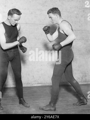 Tommy & Mike Gibbons, photographie montre les boxeurs Mike Gibbons (1887-1956) et son frère Thomas Joseph Gibbons (1891-1960).., entre environ 1910 et environ 1915, boxe, négatifs en verre, 1 négatif : verre ; 5 x 7 po. ou plus petit. Banque D'Images