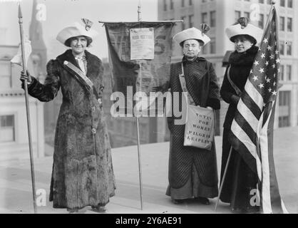 MRS J. Hardy Stubbs, Miss Ida Craft, Miss Rosalie Jones, photo montre 3 suffragistes avec un sac 'votes for Women Pilgrim Leaflets.', entre environ 1910 et environ 1915, négatifs en verre, 1 négatif : verre ; 5 x 7 po. ou plus petit. Banque D'Images