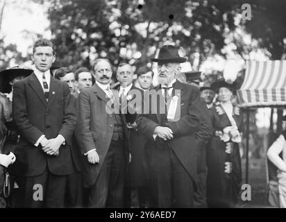 Straus, L.L. bonheur, O. Straus, photos montre Lucien Laurent bonheur (né en 1864) et Oscar Straus (1850-1926), candidat du Bull Moose Party au poste de gouverneur de New York en 1912 ; chez le politicien William Bourke Cockran (1854-1923), Port Washington, long Island, État de New York, 1912 septembre 28, négatifs en verre, 1 négatif : verre ; ou plus petit. Banque D'Images