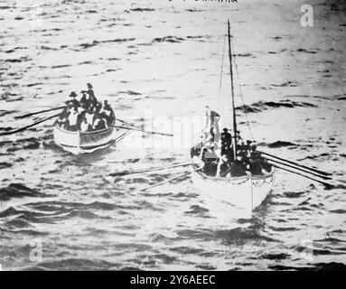Des bateaux de sauvetage TITANIC en route vers LA CARPATHIE, photo liée à la catastrophe du RMS TITANIC, qui a frappé un iceberg en avril 1912 et a coulé, tuant plus de 1 500 personnes. Photo prise éventuellement par le passager J.W. Barker., 1912 avril, négatifs en verre, 1 négatif : verre ; 5 x 7 po. ou plus petit. Banque D'Images