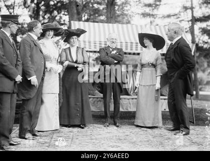 MRS B. Cochran i.e. Cockran, MRS Oscar Straus, Oscar Straus, MRS T. Roosevelt Jr., B. Cochran i.e. Cockran, photo shows Lucien Laurent bonheur (né en 1864) (extrême gauche), Oscar Straus (1850-1926), candidat du Bull Moose Party au poste de gouverneur de New York en 1912 ; et Eleanor B. Roosevelt. L'événement a eu lieu dans la maison de campagne du politicien William Bourke Cockran (1854-1923), Port Washington, long Island, État de New York, 1912 septembre 28, Roosevelt, Eleanor Butler, 1889-1960, négatifs en verre, 1 négatif : verre; 5 x 7 pouces ou plus petit. Banque D'Images