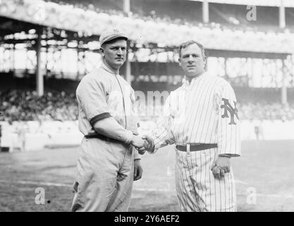 Harry Wolverton, New York Al, à gauche et John McGraw, New York NL, à droite au Polo Grounds, NY, 1912 (baseball), 1912, Glass négatifs, 1 négatif : verre ; ou plus petit. Banque D'Images