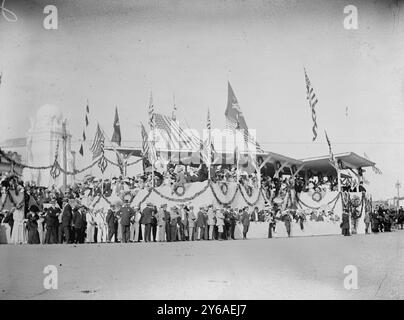 Stand d'examen à la cérémonie de dédicace de la fontaine de Columbus, Union Station, Washington, D.C. juin 8,1912, 1912 8 juin, Washington, D. C, négatifs en verre, 1 négatif : verre ; ou plus petit. Banque D'Images