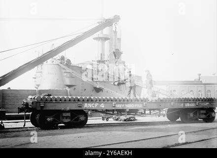 Transfert d'obus de 8', League Isl'd, photo montre le croiseur blindé USS Brooklyn (CA-3) à League Island, Philadelphia Naval Shipyard, PA, en février 1913, lors de la mobilisation des Marines américains pour aller à Guantanamo, Cuba, en réponse à la révolution mexicaine. (Articles du New York Times), 1913 février, League ISL, négatifs en verre, 1 négatif : verre; 5 x 7 pouces ou plus petit. Banque D'Images