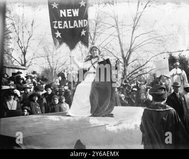 Flotteur dans la parade de suffrage, entre environ 1910 et environ 1915, négatifs en verre, 1 négatif : verre ; 5 x 7 po. ou plus petit. Banque D'Images