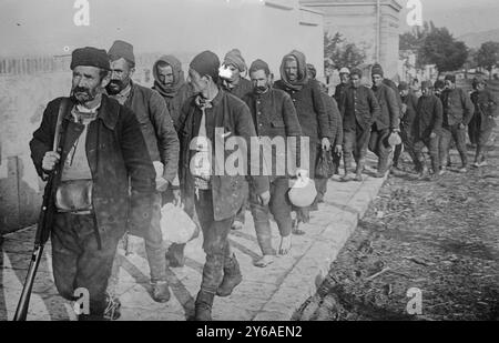 Les prisonniers turcs entrent dans Vrania, photo montre des prisonniers turcs, probablement pendant la première guerre des Balkans, 1912-1913., 1912 ou 1913, négatifs en verre, 1 négatif : verre; 5 x 7 pouces ou plus petit. Banque D'Images