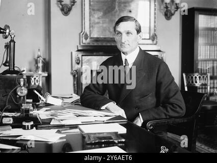 Sec'y. McAdoo au bureau, photo montre William Gibbs McAdoo (1863-1941), secrétaire au Trésor dans le cabinet du président Woodrow Wilson de 1913 à 1918., 13 mars 1913., négatifs en verre, 1 négatif : verre ; 5 x 7 po. ou plus petit. Banque D'Images