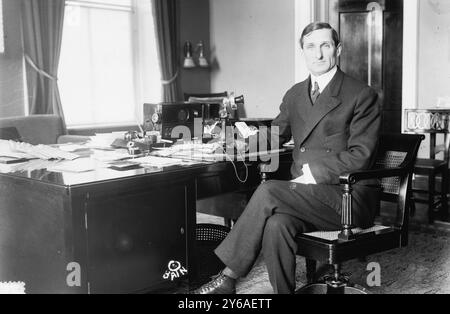 Sec'y. McAdoo au bureau, photo montre William Gibbs McAdoo (1863-1941), secrétaire au Trésor dans le cabinet du président Woodrow Wilson de 1913 à 1918., 1913 mars 13, négatifs en verre, 1 négatif : verre ; 5 x 7 po. ou plus petit. Banque D'Images