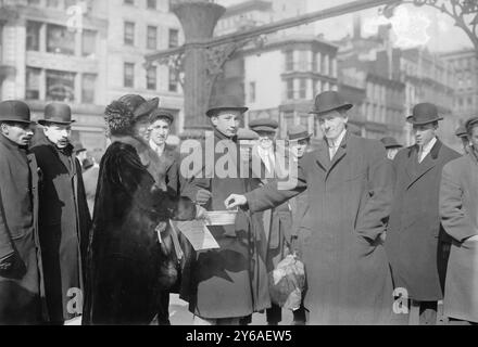 Washington Hikers Collecting, photo montre des randonneurs de suffrage qui ont pris part à la randonnée du suffrage de New York à Washington, DC qui a rejoint la parade du 3 mars 1913 de la National American Woman suffrage Association., 1913 février, Glass négatifs, 1 négatif : Glass ; 5 x 7 po. ou plus petit. Banque D'Images