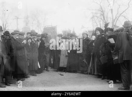 Randonnée du suffrage à Wash'n, photo montre des randonneurs de suffrage qui ont pris part à la randonnée du suffrage de New York à Washington, DC qui a rejoint la parade du 3 mars 1913 de la National American Woman suffrage Association., 1913 février, négatifs en verre, 1 négatif : verre ; 5 x 7 po. ou plus petit. Banque D'Images