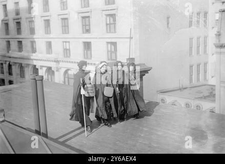 Washington suffrage Hikers, photo montre des randonneurs de suffrage qui ont pris part à la randonnée du suffrage de New York à Washington, DC qui a rejoint la parade du 3 mars 1913 de la National American Woman suffrage Association., 1913 février, Glass Negative, 1 négatif : Glass ; 5 x 7 in. ou plus petit. Banque D'Images