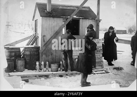 Soupe-House pour les coupe-glace, la photo montre des boîtes de lanternes Dietz et des lanternes à côté de la soupe-House., entre environ 1910 et environ 1915, négatifs en verre, 1 négatif : verre ; 5 x 7 po. ou plus petit. Banque D'Images