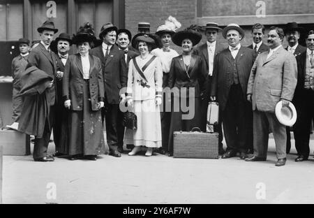 Femmes se rendant à la convention de Syracuse, photo montre des délégués à la convention de New York State Bull Moose en 1912, tenue à l'Arena sur South Salina Street, à Syracuse, New York., 1912 septembre 4, Glass Negative, 1 négatif : verre ; ou plus petit. Banque D'Images