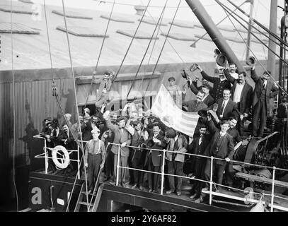 Les Grecs partant de MADONNA, photo prise lorsque les immigrants grecs quittent New York pour retourner dans leur pays et combattre dans la première guerre des Balkans, qui a commencé en octobre 1912., 1912 oct., négatifs en verre, 1 négatif : verre ; 5 x 7 po. ou plus petit. Banque D'Images