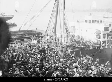 Départ de LA FINLANDE avec des candidats olympiques, photo montre le navire de la Red Star Line Finland, qui a transporté l'équipe olympique américaine aux Jeux olympiques d'été de 1912 à Stockholm, Suède., 1912, négatifs en verre, 1 négatif : verre; 5 x 7 pouces ou plus petit. Banque D'Images