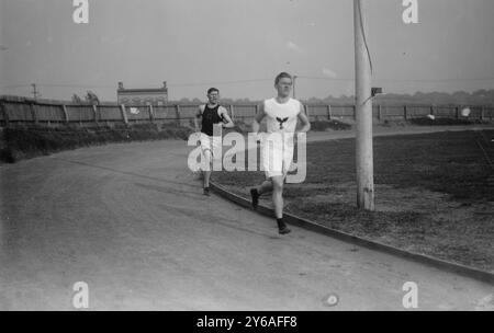 Thorpe et McGloughlin, photo montrant l'athlète américain indien Jim Thorpe (1888-1953) avec un autre homme, peut-être McLaughlin, sur piste au Celtic Park dans le Queens, New York City., entre environ 1910 et environ 1915, négatifs en verre, 1 négatif : verre ; 5 x 7 po. ou plus petit. Banque D'Images