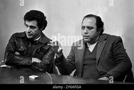 Le cinéaste argentin Ricardo Wullicher (à gauche) et le dramaturge, réalisateur, avocat et dramaturge argentin José María Paolantonio lors d'une présentation cinématographique "Quebracho" à Santa Fe, Argentine, le 17 juin 1974. Banque D'Images